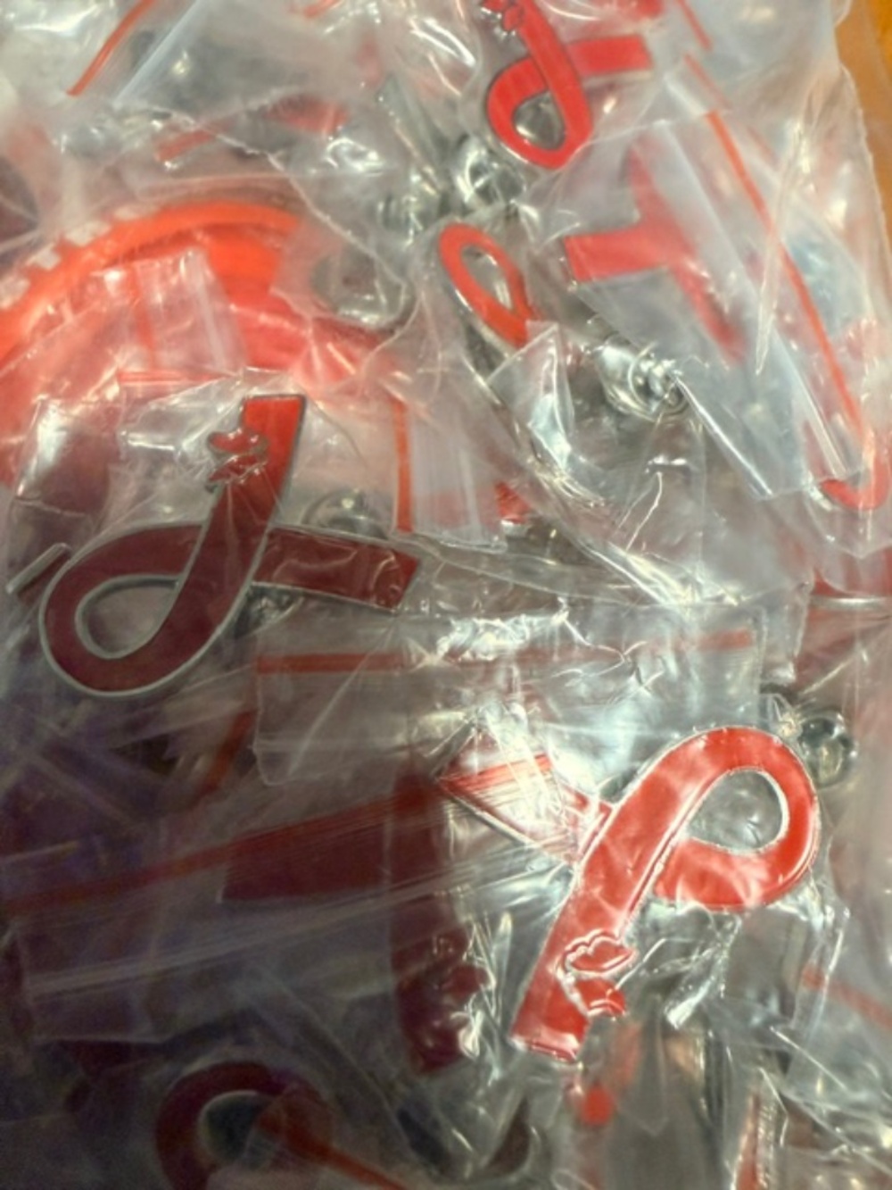 Red Ribbon support bracelets & pins bulk bundle - Picture 2 of 2